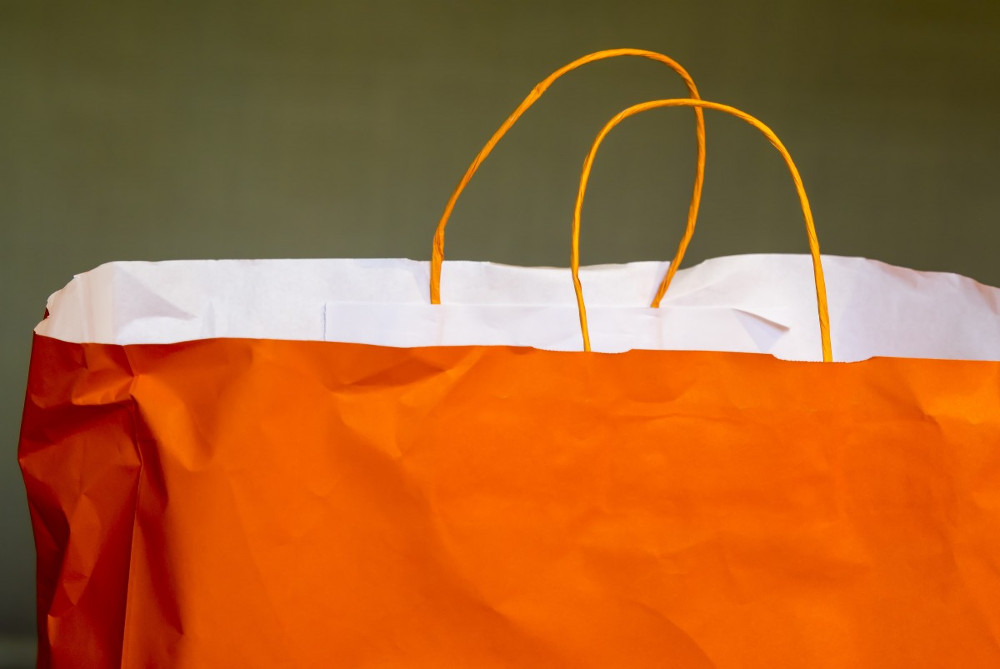 What materials can be used to make reusable shopping bags?